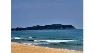 Bãi tắm Sa Huỳnh là một bãi biển đẹp đã thu hút rất nhiều du khách